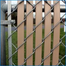 Ako ozdobiť plot z reťazovej mriežky?