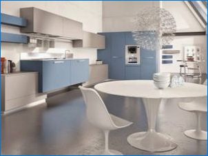 Šedá modrá kuchyňa v interiéri