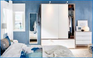 Biele IKEA skrine v modernom interiéri