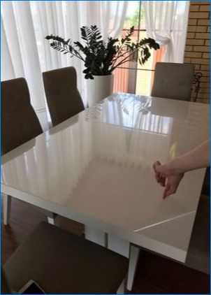 Transparentné silikónové obloženie na stole