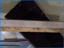 Ako urobiť vnútorný roh stropného soklu?