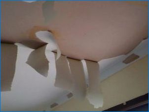 Ako zmyť bielenie zo stropu: metódy a prostriedky