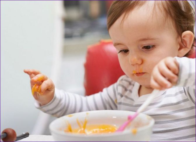 Jedálny lístok dieťaťa v 1 roku a 2 mesiacoch: čím kŕmiť dieťa, vzorové jedlo
