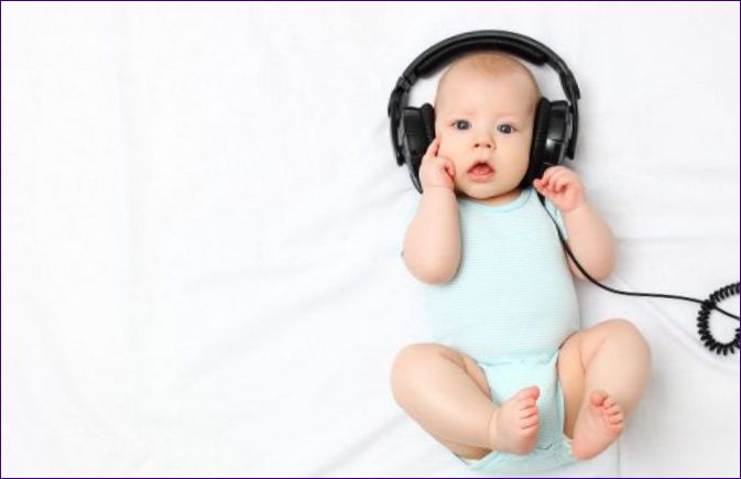 Keď dieťa začne dobre počuť a vedome reagovať na zvuky