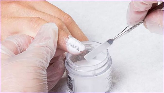 Ako používať akrylový prášok na posilnenie nechtov