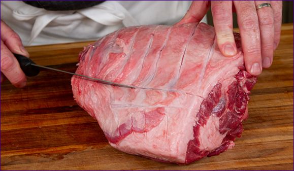 Ako odstrániť vôňu jahňacieho mäsa, odstránenie arómy pred varením