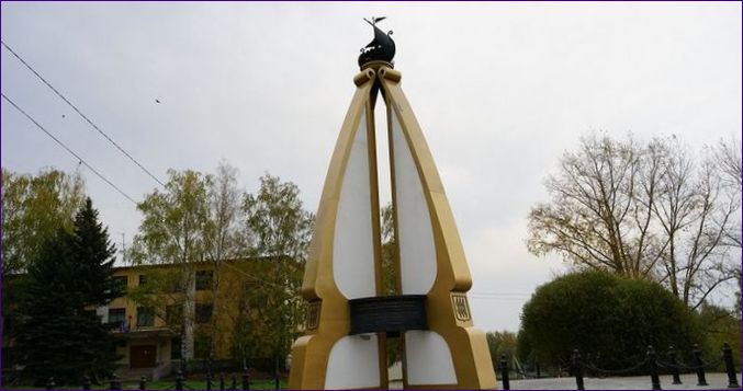 Obelisk pripomínajúci výročie Veľkých Lúk